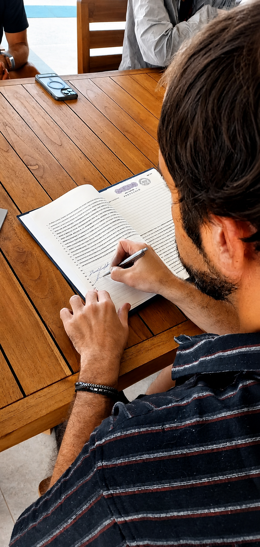 Cliente firmando el contrato de obra